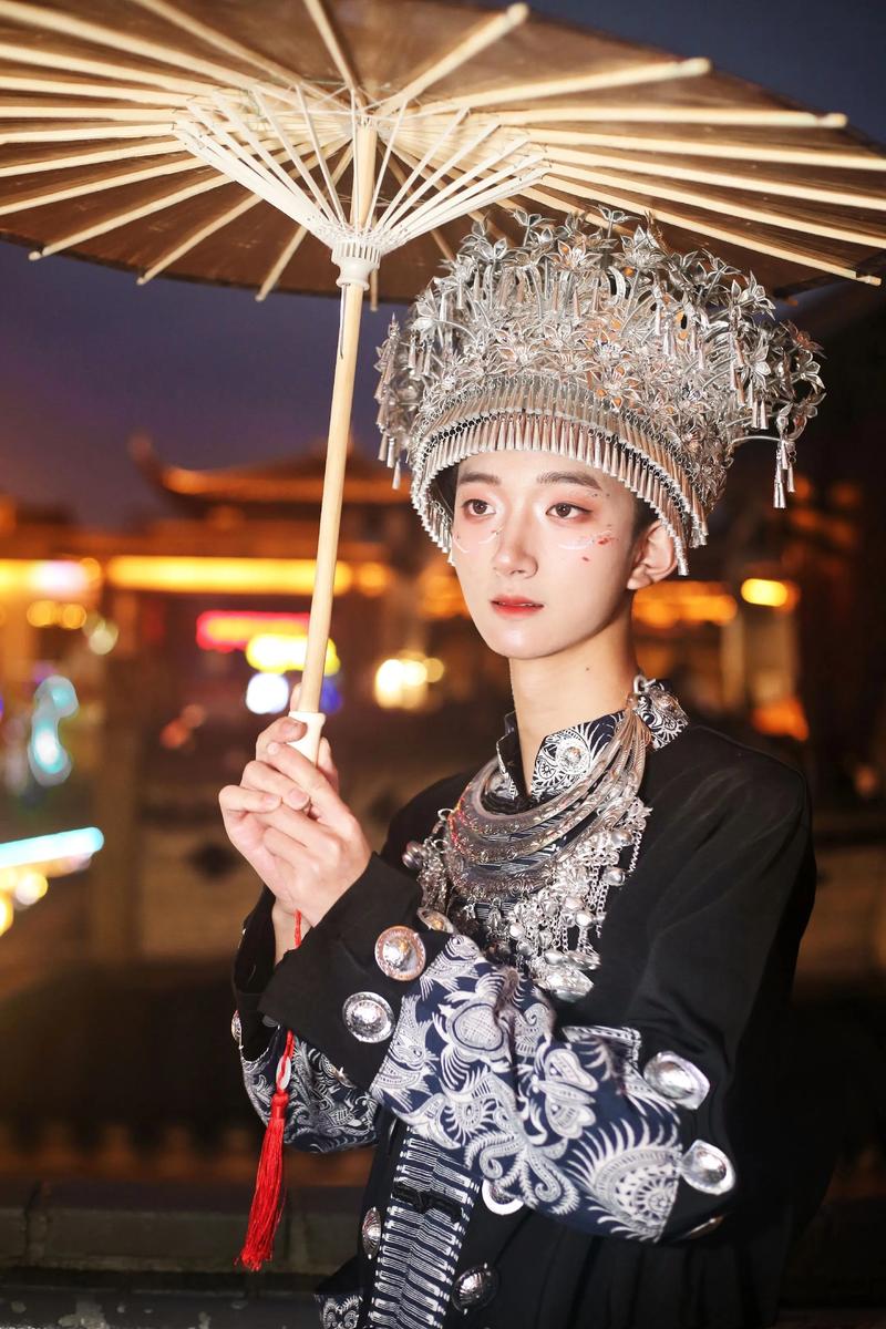 苗族服饰 男士的华服与女士的头冠
